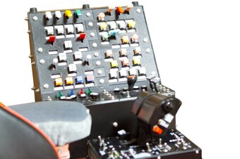 Predám herné kreslo so stolom a príslušenstvom - 4