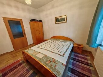 Drevená posteľ s nočnými stolíkmi - 4