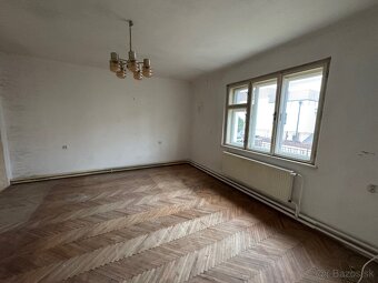- výhradný predaj rodinného domu s predzáhradkou a záhradou - 4
