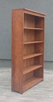 Knižnica so 4 policami. - 4