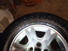 Predám pneu.zanovne s disky land Rover freelander 195/80r15 - 4