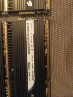 7 x 2 GB DDR3 Corsair + 1 x 4 GB DDR3 Kingston - 4