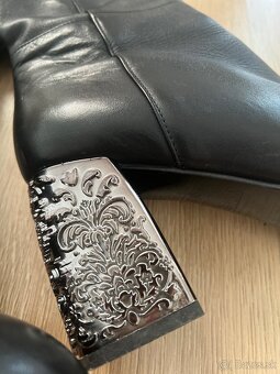 Kožené čierne čižmy s ozdobným podpätkom - 4