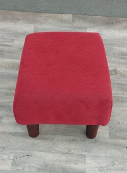 Taburet červený s drevenými nohami. - 4