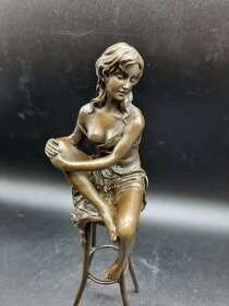 Dáma na barovej stoličke - 27 cm - Bronz - 4