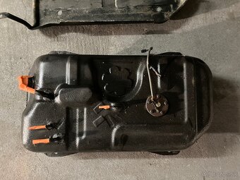 Predám nádrž Suzuki Vitara 1 benzín - 4