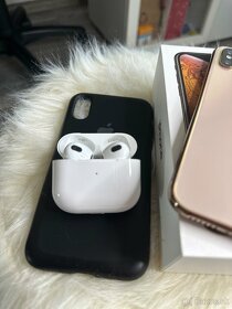 iPhone xs +airpods 3 - 4