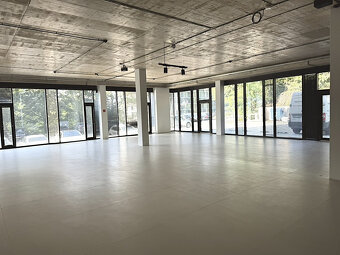 Prenájom prestížneho showroom priestoru 251m² (prízemie) na - 4