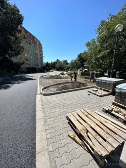 Spevnené plochy na klúč, pokládka zámkovej dlažby/obrubníkov - 4