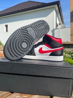 Nike Air Jordan 1 Mid Fire Red Bred Toe - 4