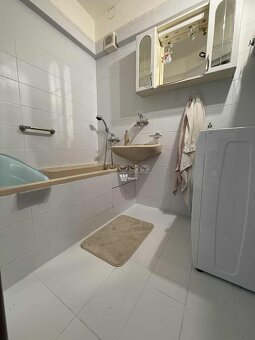Priestranný a svetlý 3-izbový byt s balkónom a krásnym výhľa - 4