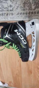 Predám len odskúšané korčule CCM XF80 Senior Regular - 4