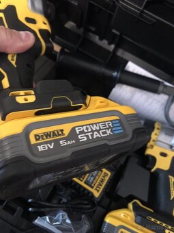 DEWALT DCK2052H2T set
- 4