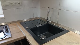 Kuchynská linka so vstavanými spotrebičmi a chladničkou - 4