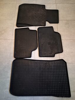 Predám gumové rohože + vaničku BMW E87 - 4