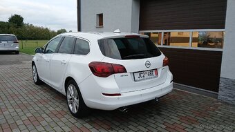 Opel Astra J SportsTourer - 4