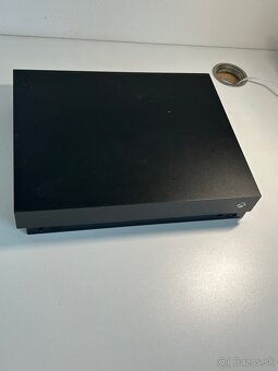 Xbox One X 1TB + 2 ovládače + Xbox účet s hrami - 4