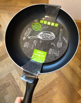 —————Nová čierna panvica, priemer 28 cm, 6.90 E——— - 4
