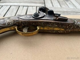 Stará pištoľ zdobená striebrom - 4