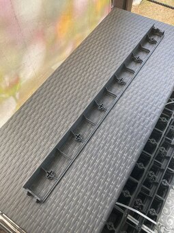 Predám Neviditelny obrubnik plastovy 45mm,1m(30ks) - 4