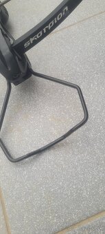 Predám túto silnú 175Librovu kušu so zameraním + šípy - 4