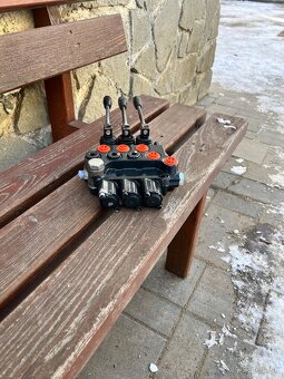 3 sekciovy hydraulický rozvádzač - 4