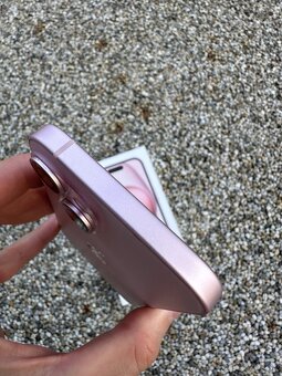 iPhone 15 - baterie 100% - 4