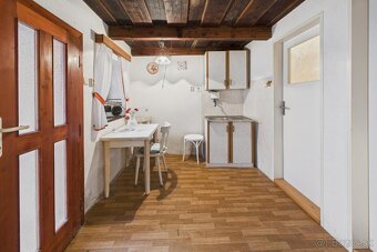 Vidiecky 3-izbový rodinný dom s letnou kuchyňou a dielňami – - 4