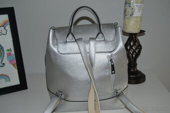 Štýlový a elegantný strieborný LV dámsky ruksak - 4