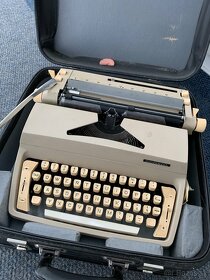 Písací stroj 40 ročný - tento rok 2023 - 4