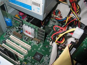 PC Athlon Slot A 700MHz, 128MB RAM, 20GB HDD, Rage 128 Pro - 4