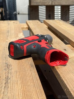 AKU skrutkovač s príklepom Milwaukee - 4
