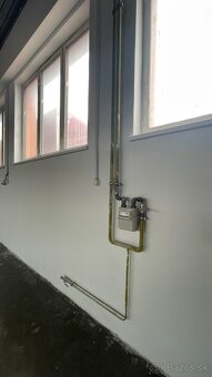 Výrobno skladová hala 310 m2 s bezproblémovým parkovaním v T - 4