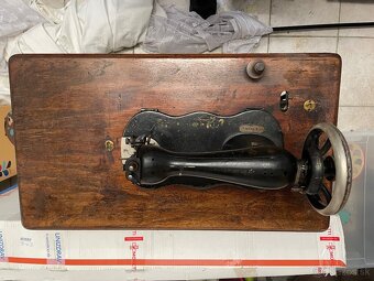 Šijací stroj na stolíku - 4