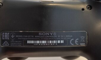 Herna konzola PlayStation 4 s original ovladacom a kablami. - 4