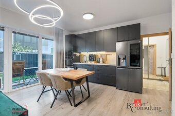 Moderný 4izbový mezanín s terasou a záhradou v srdci Rovinky - 4