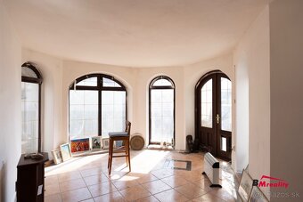 Výnimočný rodinný dom s jedinečným potenciálom v centre Leví - 4
