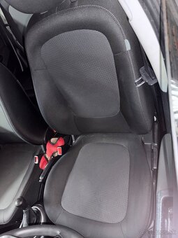 Interiér sedadla Hyundai i20 2013 facelift - 4