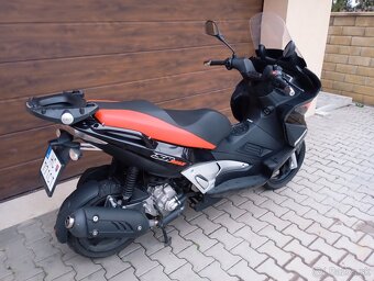 Aprilia SR Max 300 - 4