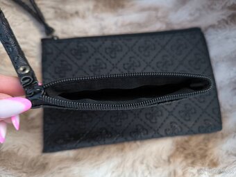 Čierna kozmetická taška + kľúčenka Guess - 4