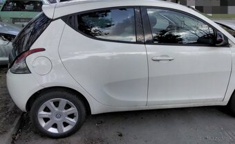 Lancia Ypsilon 1.2 2013 Predám ZADNÝ NÁRAZNÍK, DVERE, MOTOR - 4