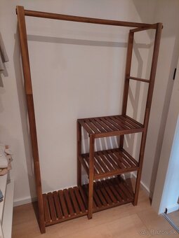 Drevené regály a vešiaky na oblečenie - 4