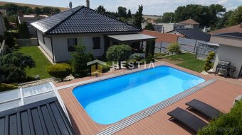 Krásny 5 izb. dom so záhradou, garážou a bazénom v obci Letn - 4