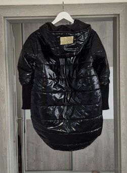 Lesklá bunda s dlhými úpletovými patentmi v.L - 4