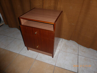 Predám nočný stolík s taburetkou - 4