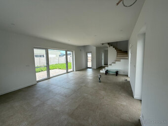 Na predaj 4-izbový dom / poschodový / vo vybavení ŠTANDARD - 4