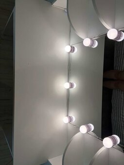 Predám kozmetický stolík - 4