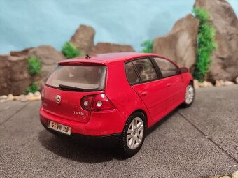 Prodám model 1:18 Volkwagen Golf V - 4