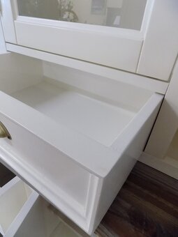 Elegantná vitrína z masívneho dreva - 4