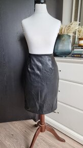 Koženková sukňa s opaskami - 4